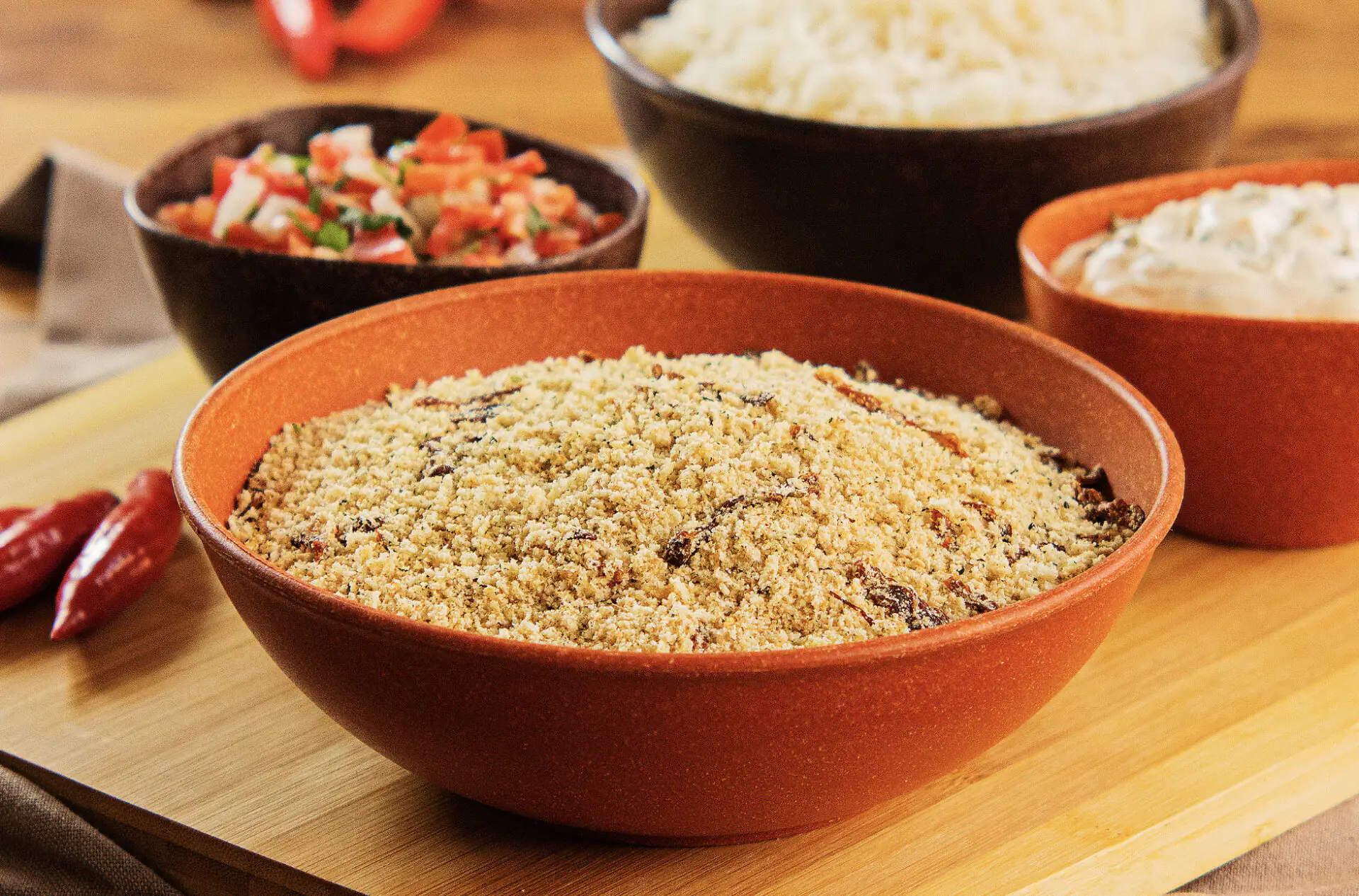 Acompanhamentos de churrasco: arroz soltinho, farofa e vinagrete fresco